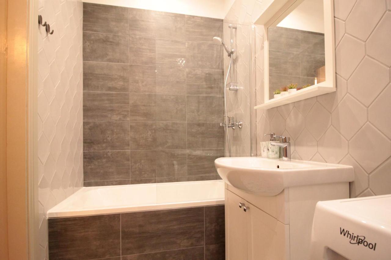 Apartamento Charming 1br With Bath In Quiet Center Of *