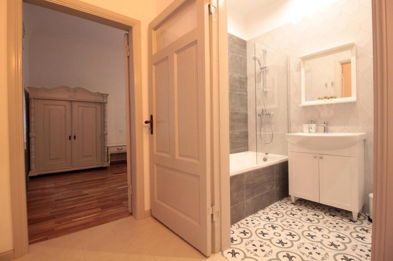 Apartamento Charming 1br With Bath In Quiet Center Of Riga